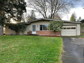 Building Photo - Charming 3 Bedroom 2 Bath Home with Large ...