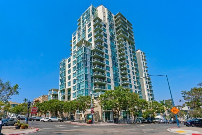 Building Photo - Super Spacious Cortez Hill 2-Bedroom at Discovery! Small Pet Ok!