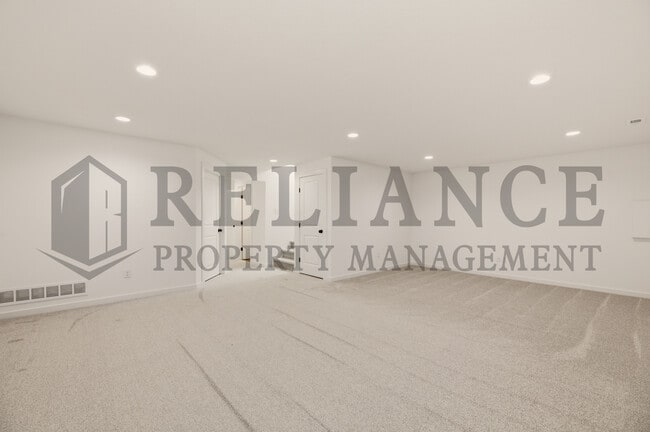 Building Photo - 5249 N Pinecrest Ct