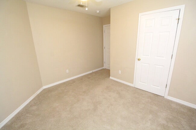 Building Photo - Spacious 3 Bedroom Home in Greystone – Nea...