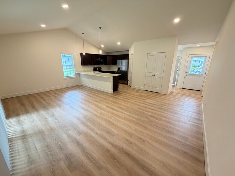 Building Photo - 2130 Carriage Hill Cir