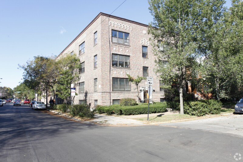 Building Photo - 1348 W Foster Ave