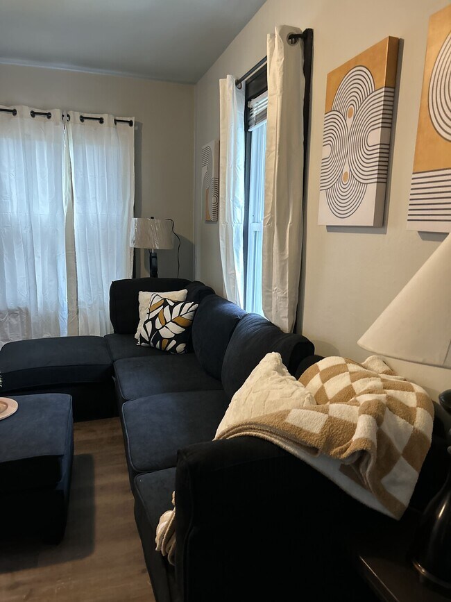 Building Photo - Duplex Long Term