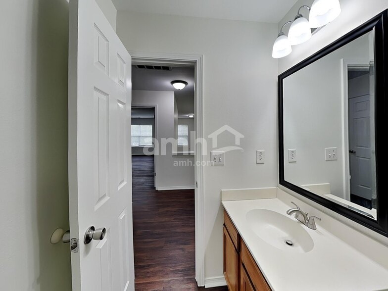 Building Photo - 3837 Larkhaven Village Dr