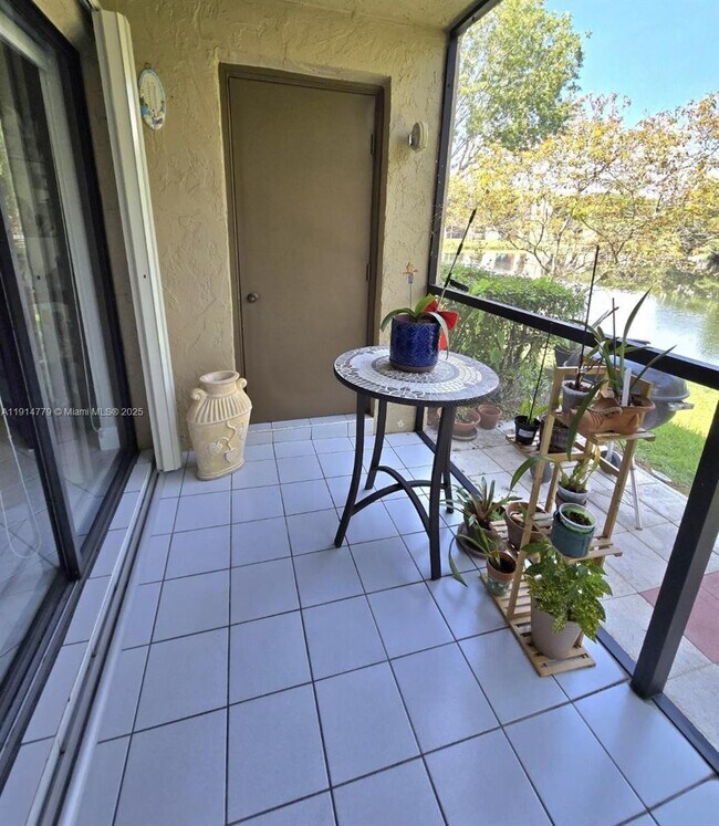 Building Photo - 302 Lakeview Dr