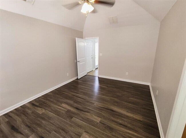 Building Photo - 5646 Sycamore Woods Dr