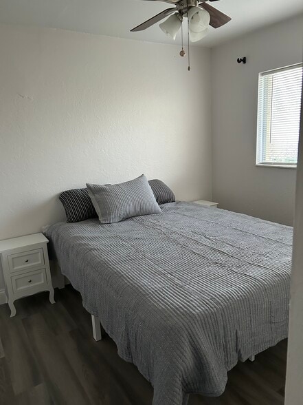 Building Photo - 413 NE 24th Pl