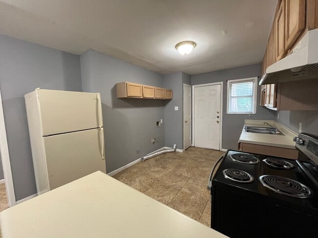 Building Photo - Two Bedrooms 1 Bath Unit at Sunnyside Duplexes