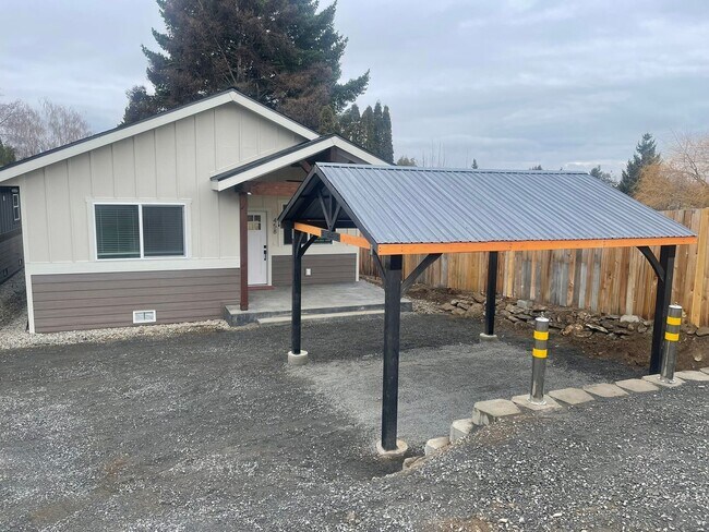 Building Photo - Brand new 2 bed/2 bath, central a/c, dishwasher, washer & dryer, deck & patio!