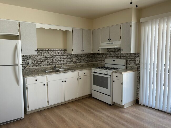 Building Photo - 1135 Royal Blvd