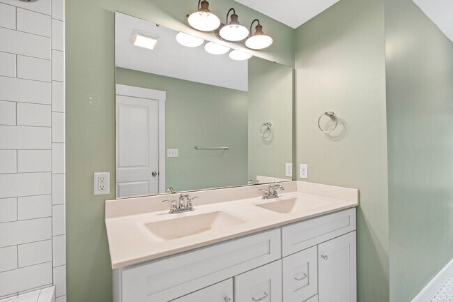 Building Photo - Charming Cape Cod in Tuscaloosa Lakewood!