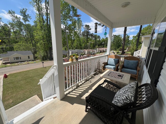 Building Photo - 613 Pershing Dr