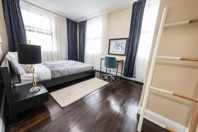 Building Photo - 245 W 113th St