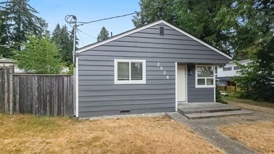 Building Photo - Updated 2-Bed Home Near Parks, Transit, and Light Rail