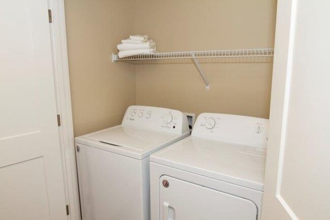 Building Photo - 3 Bedroom 2.5 Bath Duplex with 2 Car Garage. Schedule a tour today!