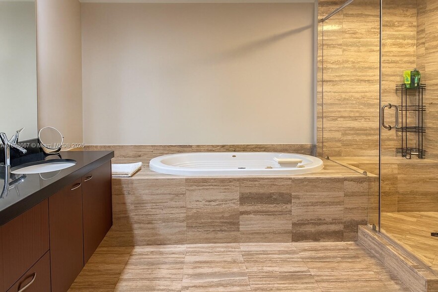 Building Photo - 15901 Collins Ave