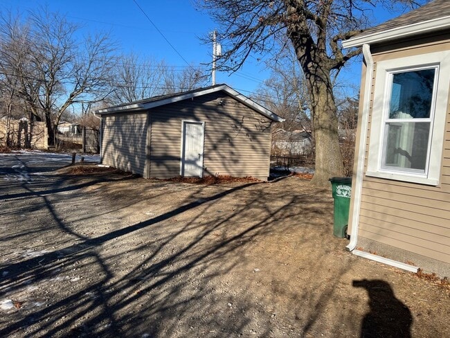 Building Photo - 2 Bedroom House for Rent in Lake Station