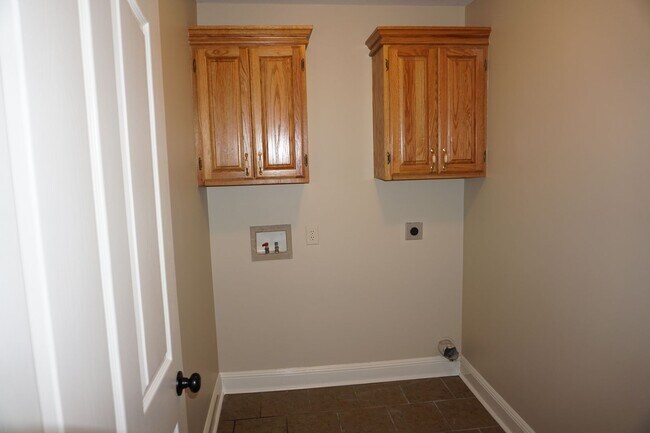 Building Photo - 4 Bed 2 Bath two car garage  Home