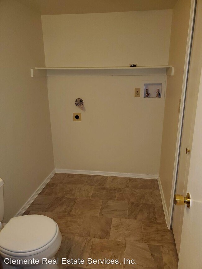 Building Photo - 3 br, 1.5 bath House - 4075 Dolphin Circle