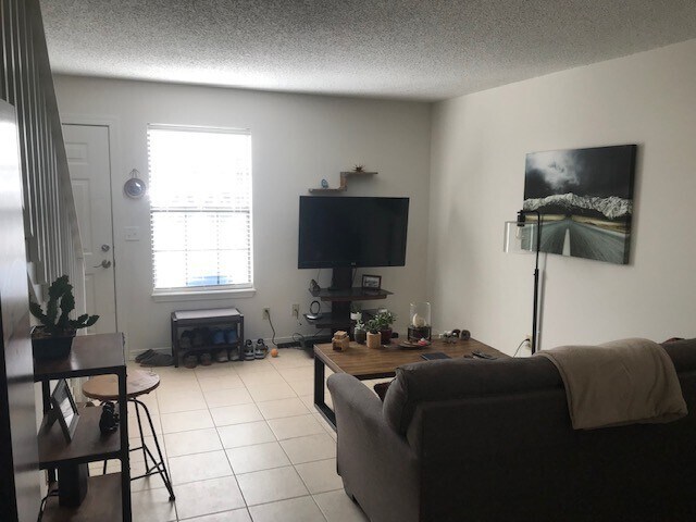 Building Photo - Excellent Town Home Near Campus!