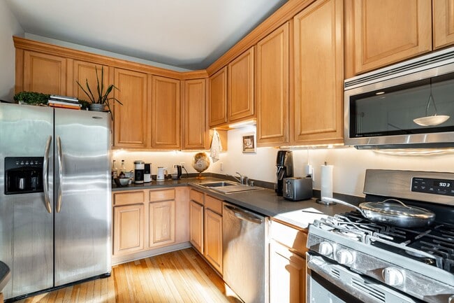 Building Photo - Live steps from Lake Michigan in this spac...