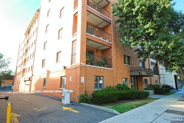 Building Photo - 633 Palisade Ave