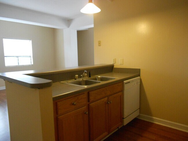Building Photo - Cozy 2 Bedroom Apartment - Walk to UGA Cam...