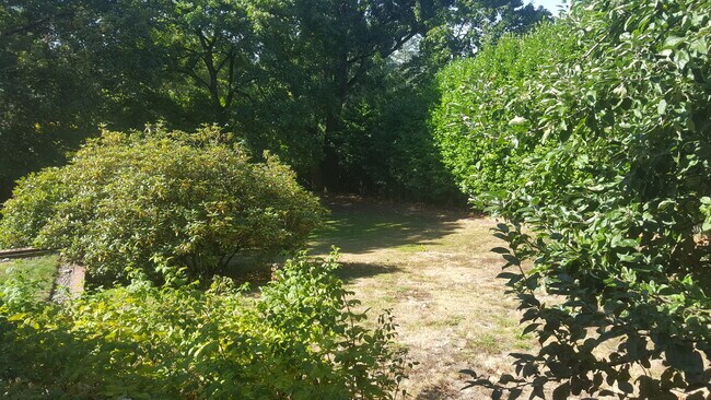 Building Photo - Raleigh Hills Beauty! XL Yard & Attached Garage! Dogs OK!