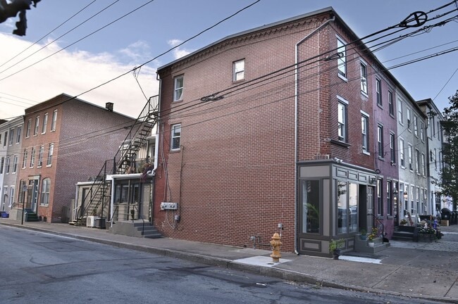 Building Photo - 215 Reily St