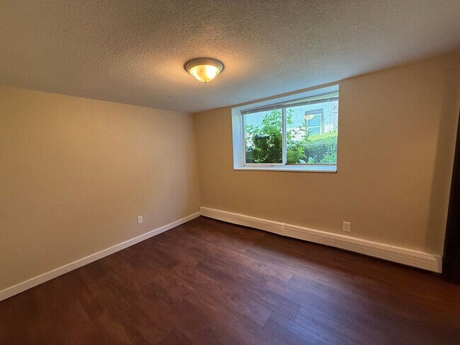 Building Photo - 560-562 37th Ave NE