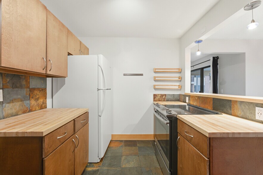 Building Photo - 600 Manhattan Dr