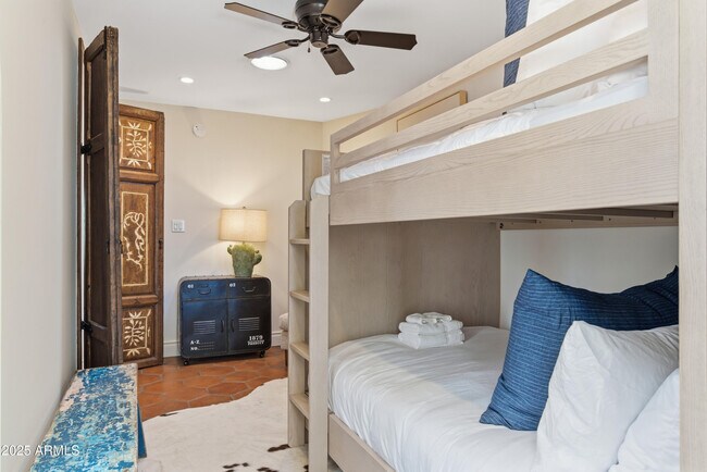 Building Photo - 5828 E Cactus Wren Rd