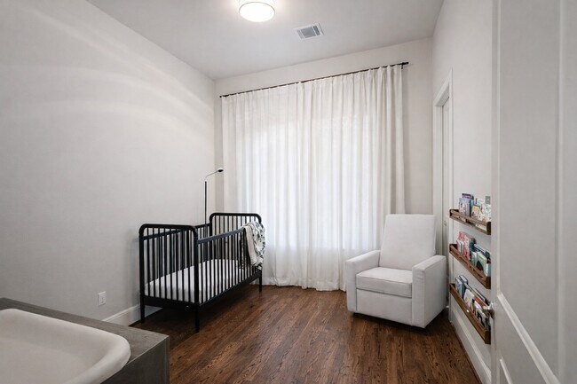 Building Photo - 2318 Hutchins St