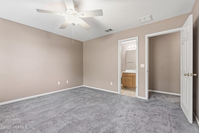 Building Photo - 216 Scrub Jay Dr