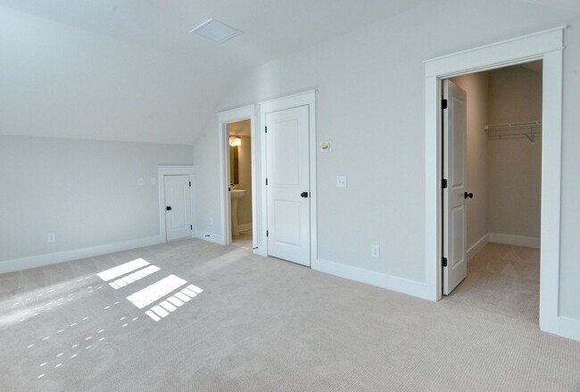 Building Photo - 4 Bedroom 3.5 Bath House in Twin Lakes - J...