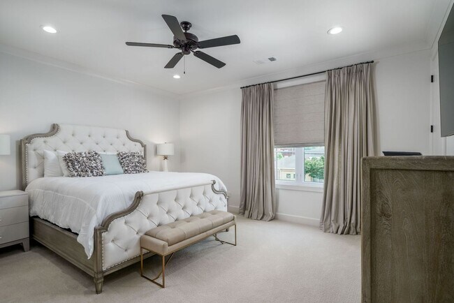 Building Photo - Beautiful 3 Bed 3.5 Bath Available Fall 2026! Move in Possible Prior to August!