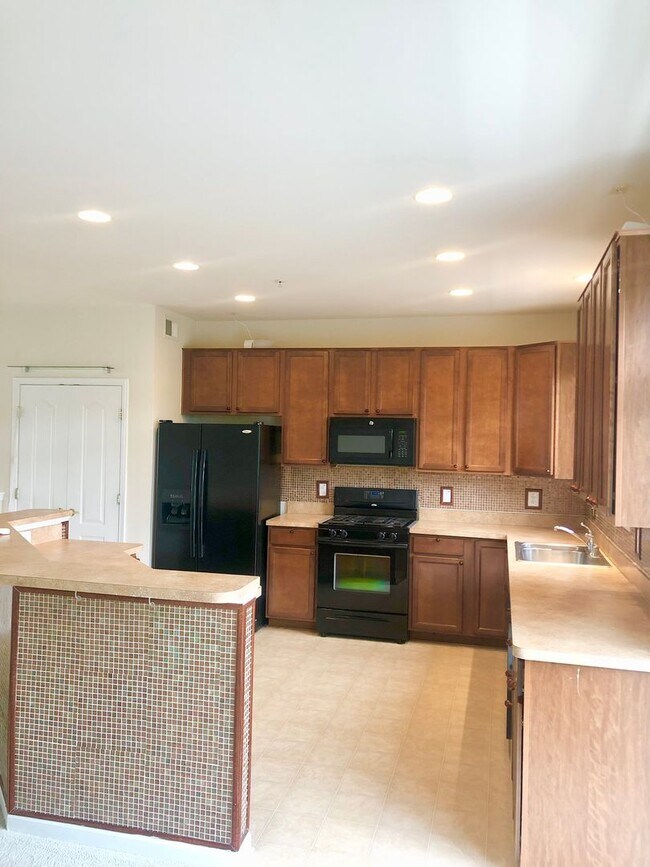 Building Photo - Gorgeous 3BR/2.5BA Townhome in Hyattsville