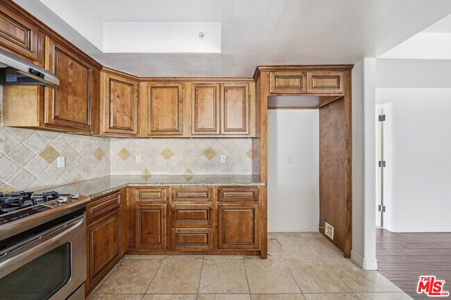 Building Photo - 4733 Elmwood Ave