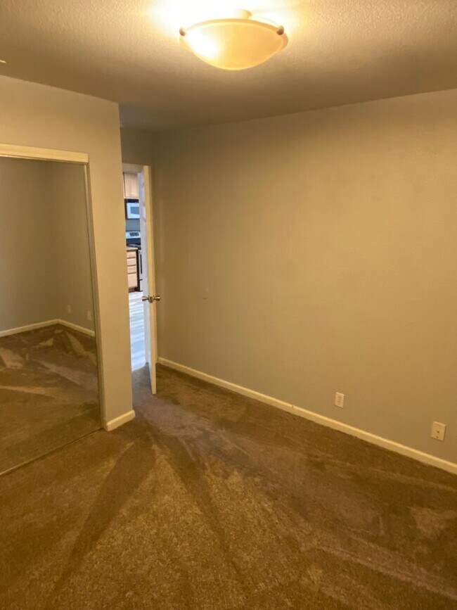 Building Photo - Cozy 3-Bedroom Condo with Washer/Dryer and...