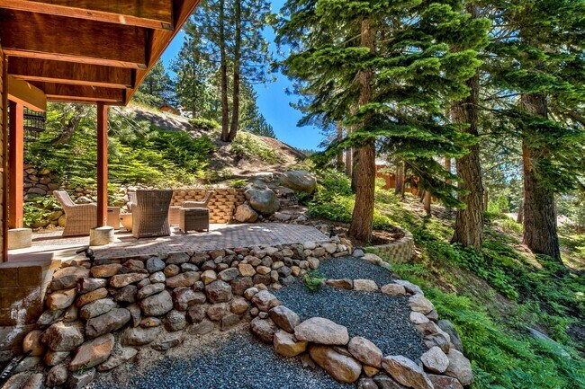 Building Photo - Gorgeous Lakeview! Pet Friendly w a Garage & AC!