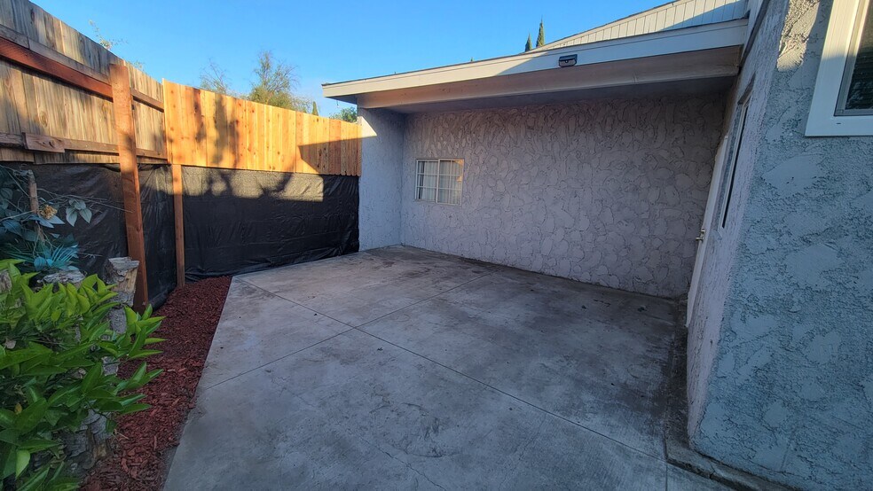 Building Photo - 2325 W Sequoia Ave