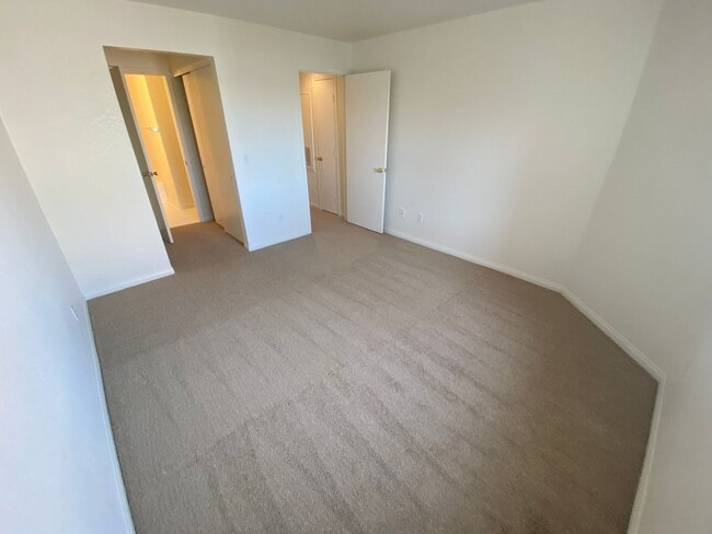 Building Photo - Tamarus