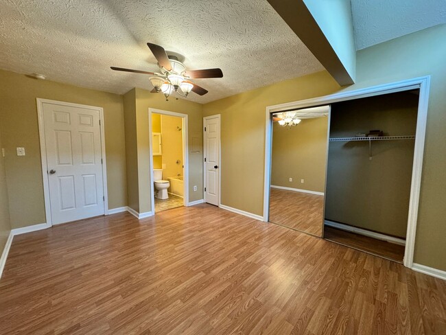 Building Photo - Beautiful Two Bedroom Townhouse!