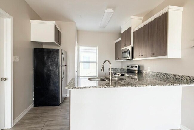 Building Photo - 5601 Cuenca Dr