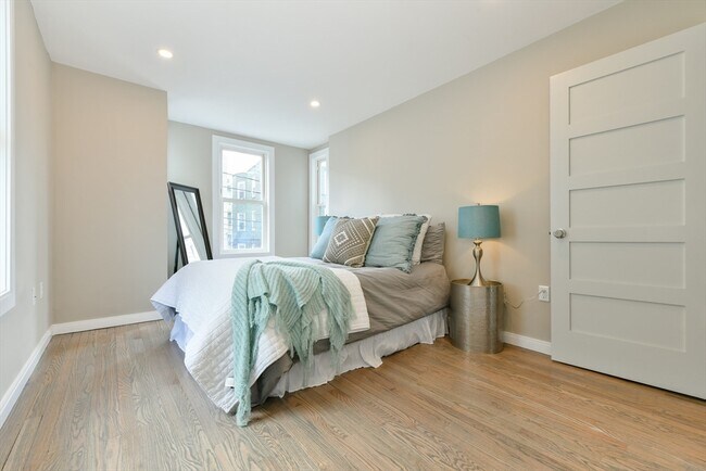 Building Photo - 14-16-16 Newport St