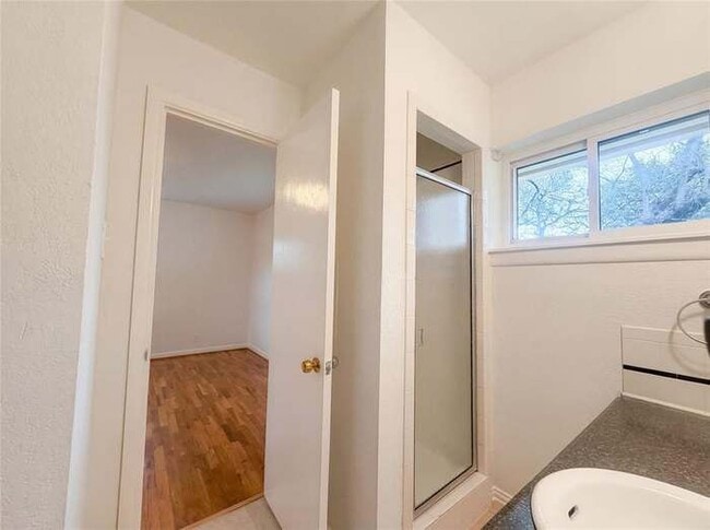 Building Photo - 509 Robinhood Dr