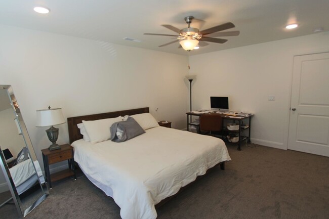 Building Photo - DESERT COLOR 3 Bed 2.5 Bath