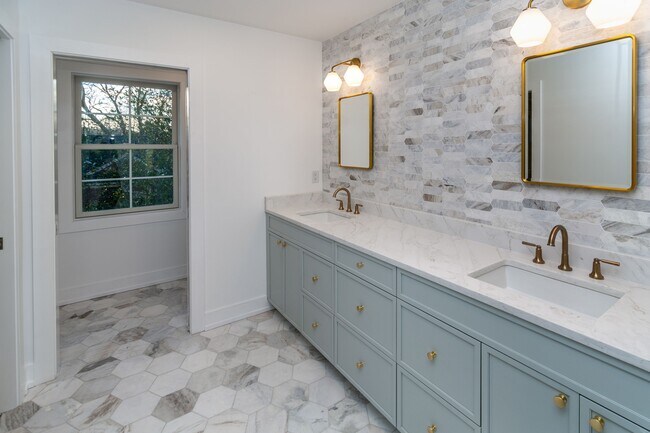 Building Photo - 17 Wilson St