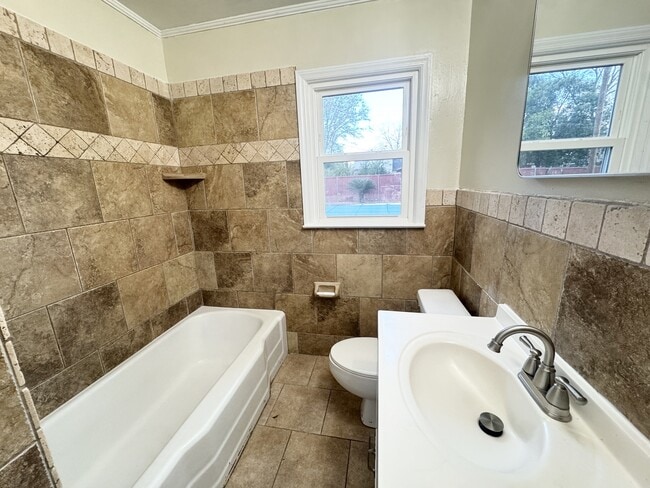 Building Photo - 2561 Allan Way