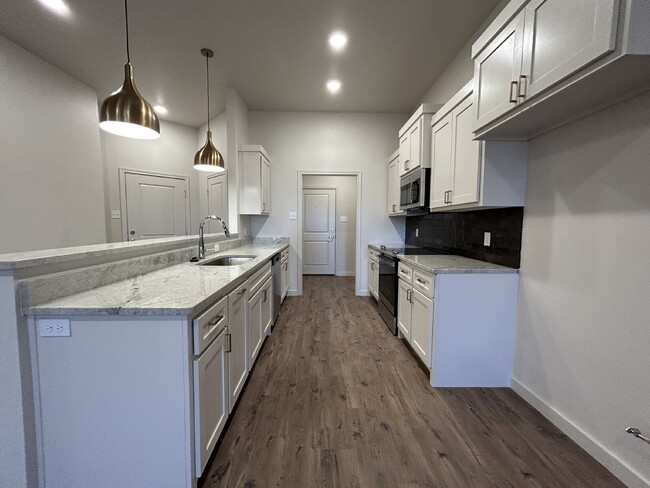 Building Photo - Brand New Duplex in Frenship East!